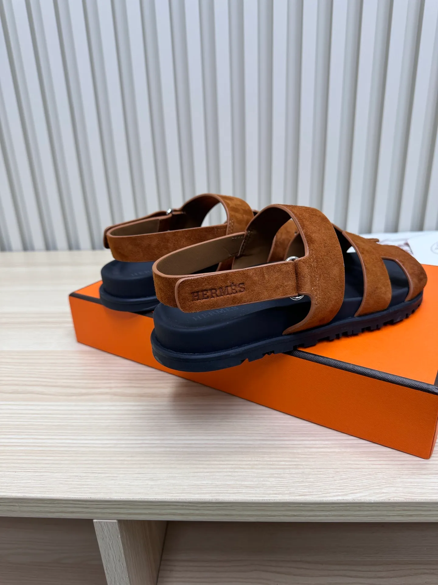 👟👟Ex-factory price 502👟👟Hermes🐎The extremely popular couple’s second uncle slippers/golden sandals and slippers, paired with various colorful socks, are so trendy!  ———————— Upper: imported cowhide/sheep leather/cloth/palmprint leather lining: imported cowhide/sheepskin outsole: Tpu non-slip and wear-resistant outsole Female size: 35-42 (40.41.42 non-returnable and non-exchangeable) Male code: 39-45 (45 non-returnable and non-exchangeable)